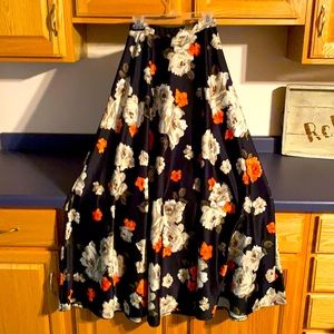 Med.  Skirt. Long. Comfortable. Cute.